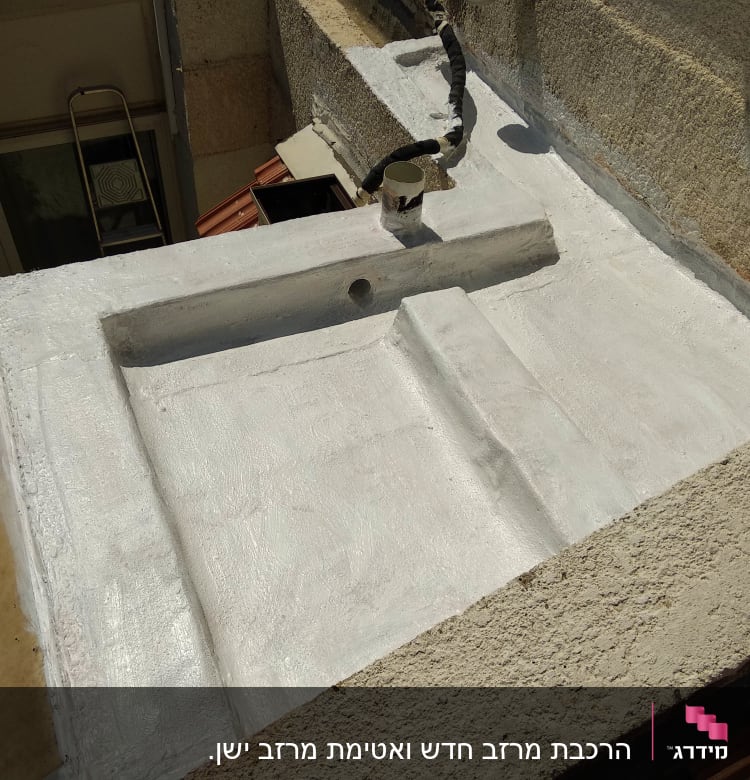 גג עם ציפוי לבן וצינור בולט